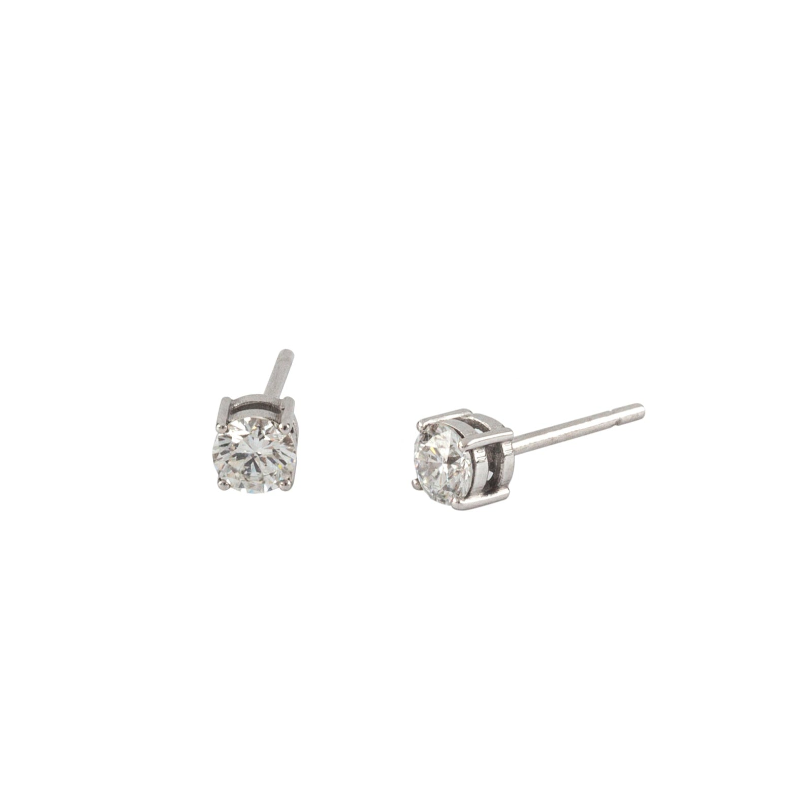 Round Sparkling Studs – Diamonds in White Gold