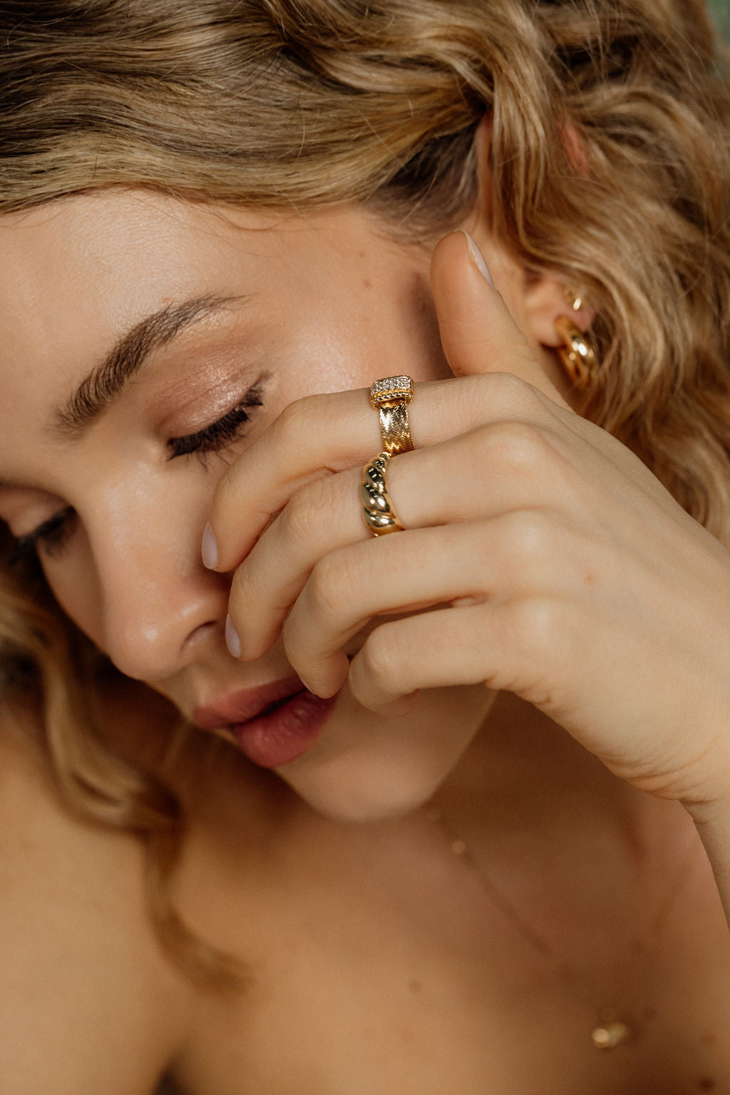 Elastic Ring – Yellow Gold with 2-Line Diamond Charm