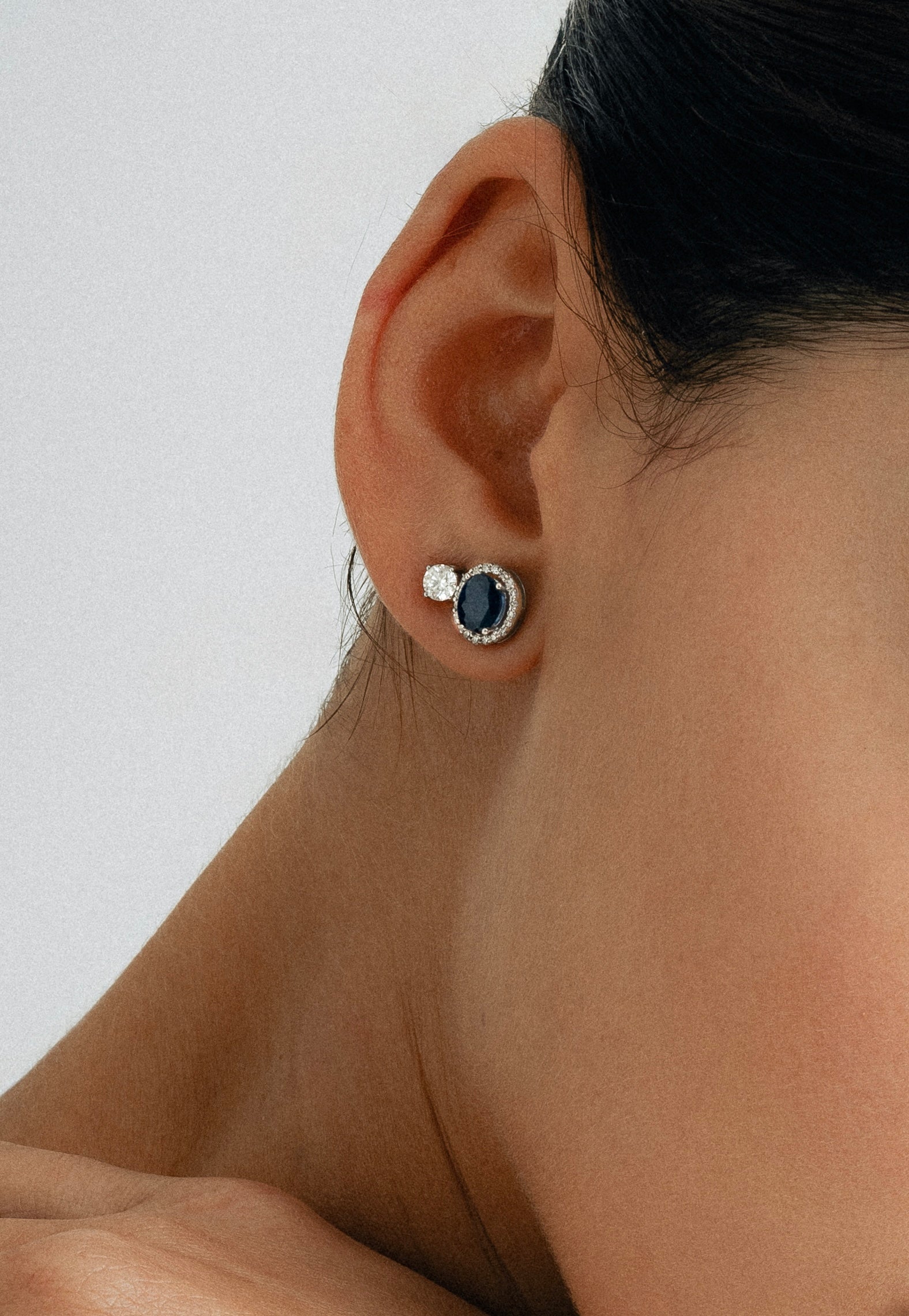 Round Sparkling Studs – Diamonds in White Gold