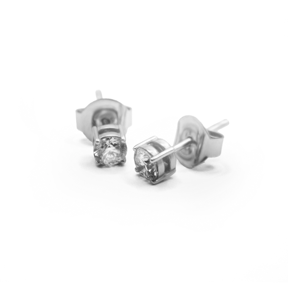 Round Sparkling Studs – Diamonds in White Gold